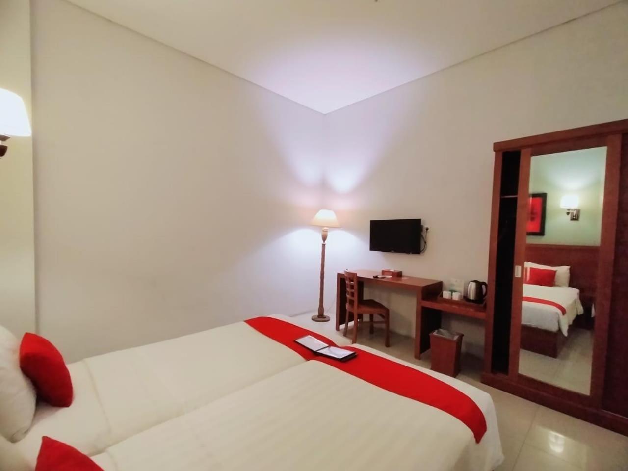 Prima Sr Hotel & Convention Yogyakarta Sleman  Exterior photo